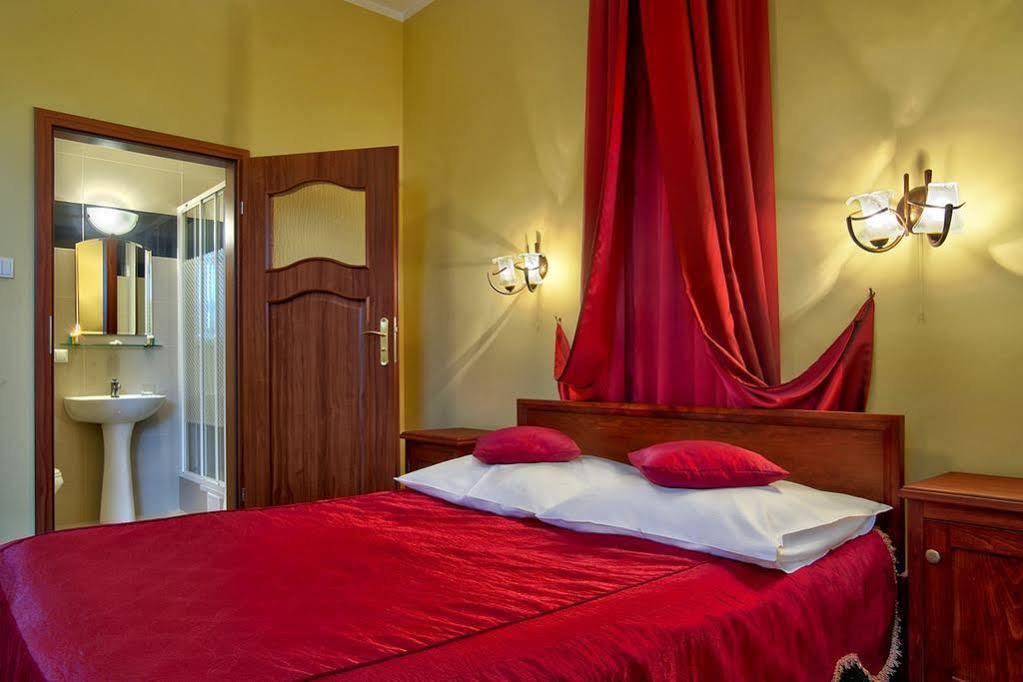 Dwor Czarneckiego Hotel Porosly Exterior photo