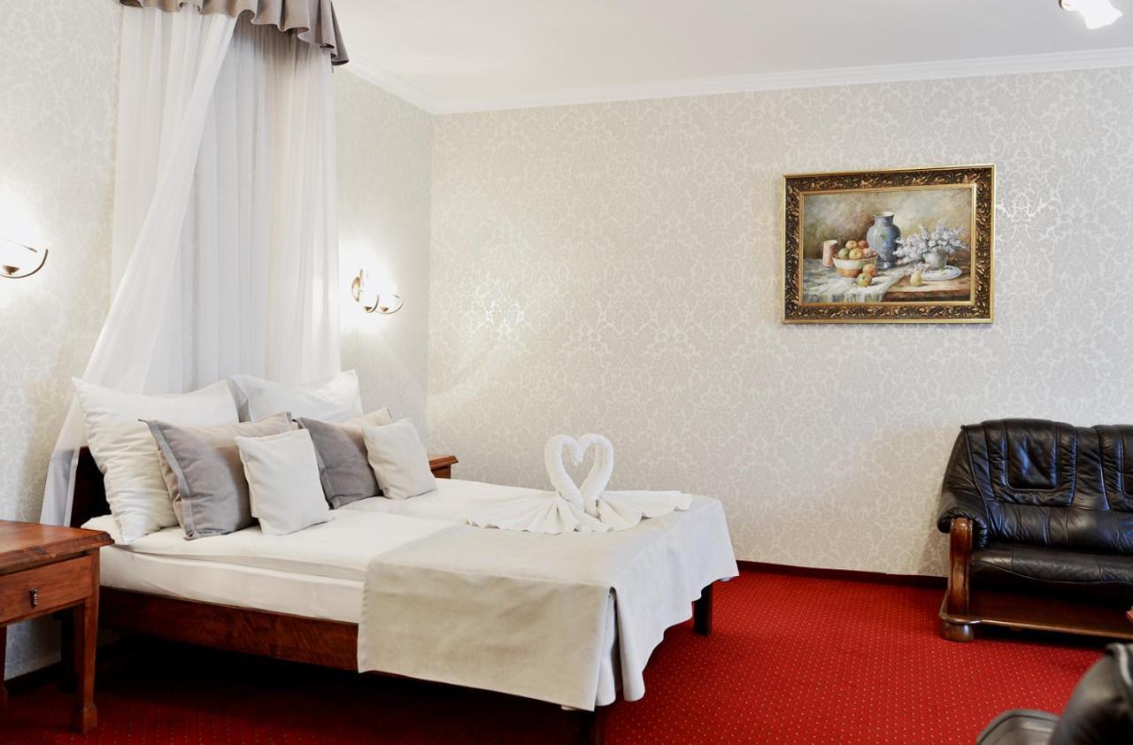 Dwor Czarneckiego Hotel Porosly Exterior photo